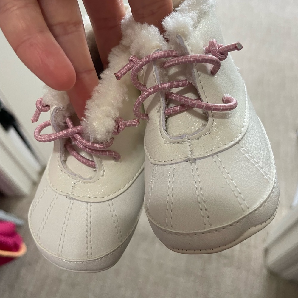 Carters snow boots 0-3 mount NWT